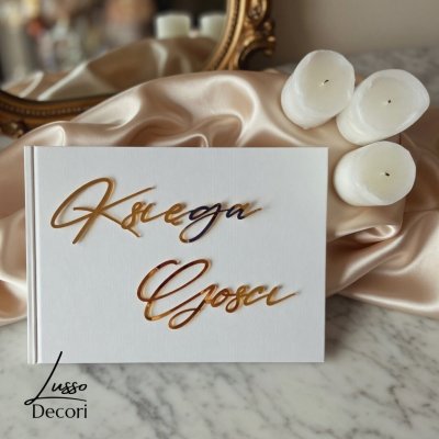 Minimalistyczna księga gości ze złotym naklejanym napisem