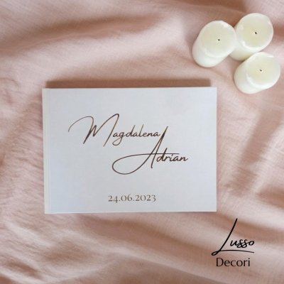 Księga gości na przyjęcie ślubne z grawerem na okładce