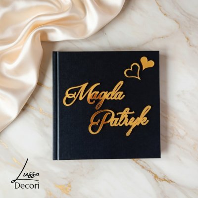 Czarna kwadratowa księga gości na przyjęcie ze złotą personalizacją.