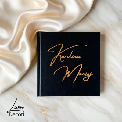 Minimalistyczna kwadratowa księga gości na przyjęcie weselne z lustrzanymi imionami pary młodej