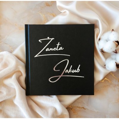 Czarna księga gości z lustrzanymi srerbnymi imionami na okładze na przyjęcie ślubne w stylu minimalistycznym lub glamour