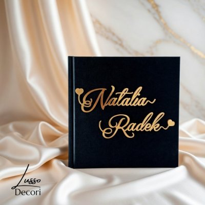 Czarna księga kwadratowa z lustrzanym złotym napisem w postaci imion pary młodej