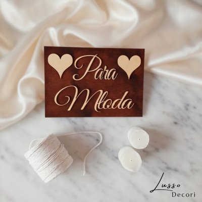 Kwadratowa drewniana tablica rejestracyjna do auta na ślub w stulu rustykalnym z napisem Para Młoda