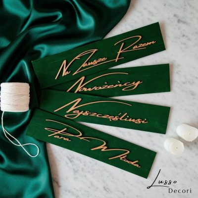 Tablica drewniana do auta na ślub w kolorze butelkowej zieleni i złotym napisem