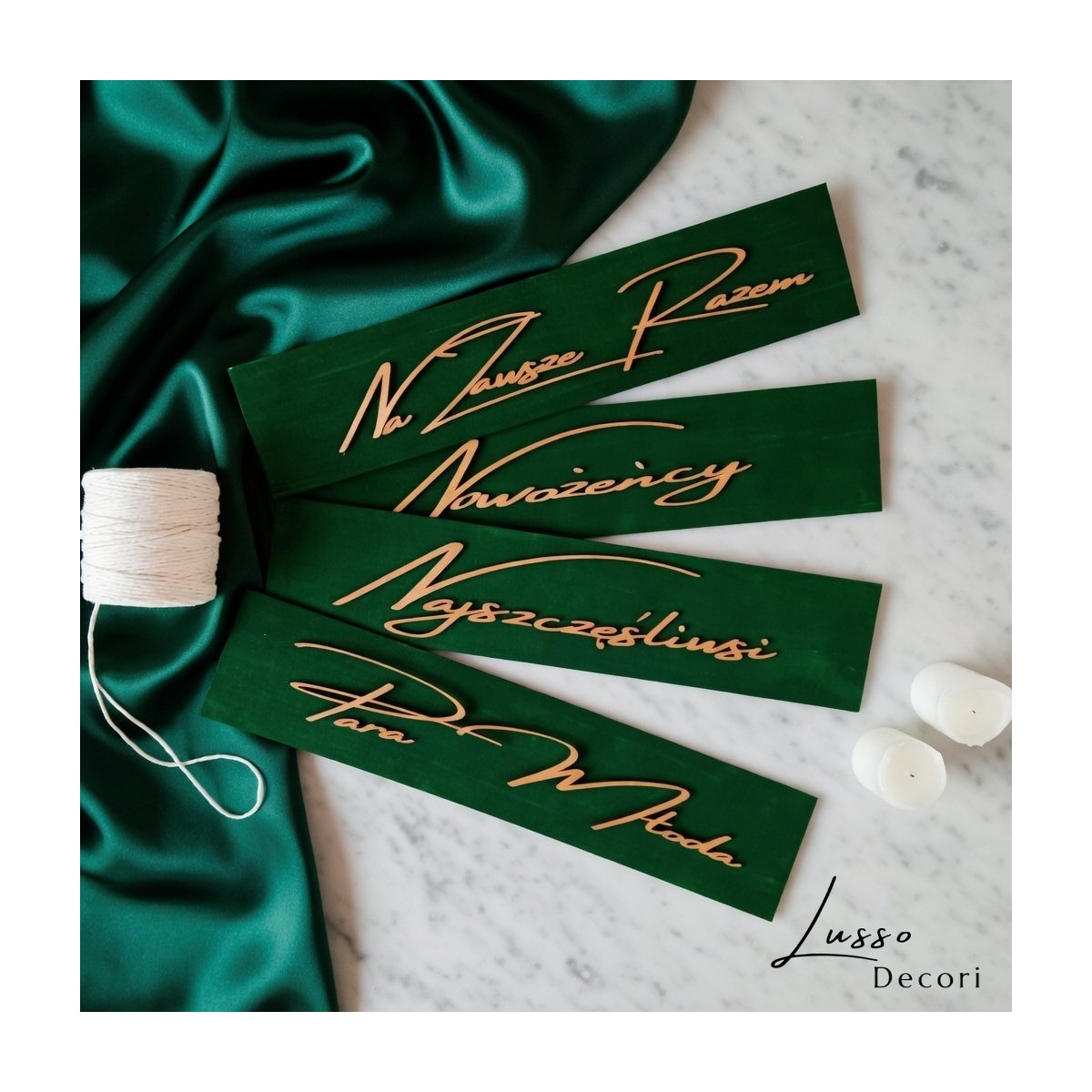 Tablica drewniana do auta na ślub w kolorze butelkowej zieleni i złotym napisem