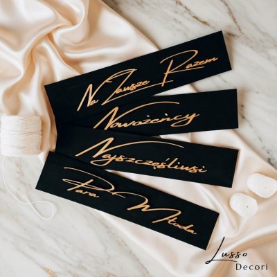Tablica ślubna do auta w kolorze czarnym ze złotymi napisami