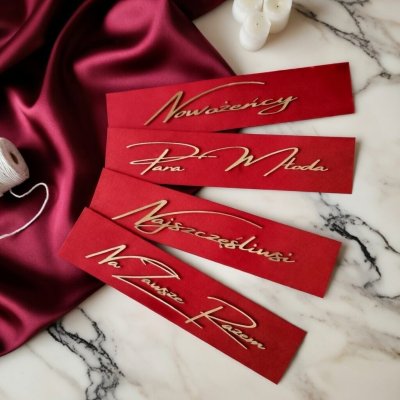 Czerwone tablice do auta na ślub ze złotymi napisami z minimalistyczną czcionką