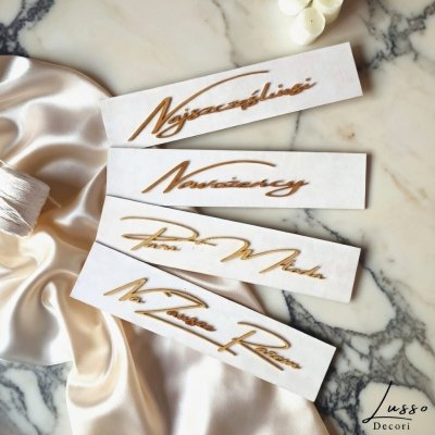 MInimalistyczne biało złote tablice rejestracyjne do auta na ślub w stylu glamour