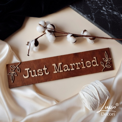 Drewniana tablica rejestracyjna do auta na ślub z napisem Just Married w ciemnym kolorze drewna