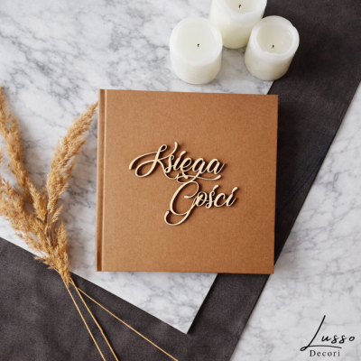 Minimalistyczna księga gosci w twardej oprawie w kolorze craft z drewnianym napisem na ślub lub przyjęcie urodzinowe