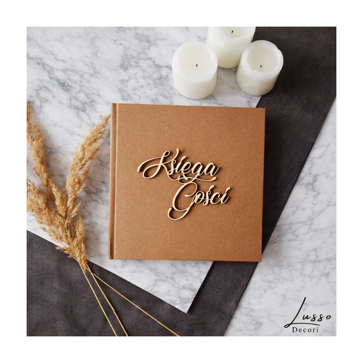 Minimalistyczna księga gosci w twardej oprawie w kolorze craft z drewnianym napisem na ślub lub przyjęcie urodzinowe