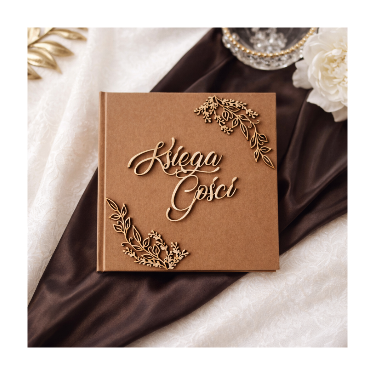 Księga gości z okładką typu craft w stylu rustykalnym i motywem gałązek na przyjęcie weselne