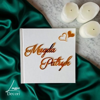 Kwadratowa księga gości z lustrzaną personalizacją idealne na przyjęcie ślubne w stylu glamour