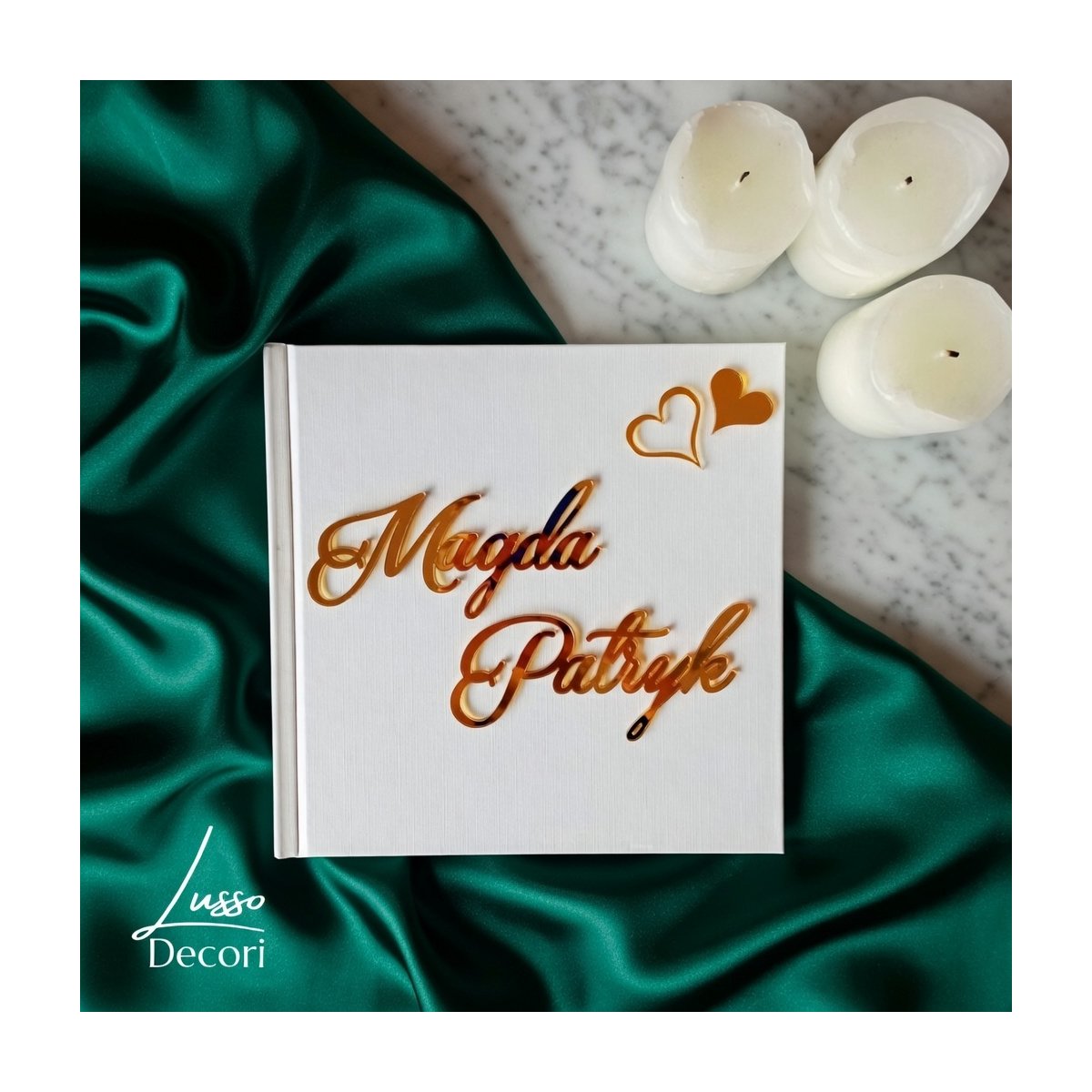Kwadratowa księga gości z lustrzaną personalizacją idealne na przyjęcie ślubne w stylu glamour