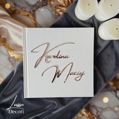Biała księga gości ze srebrnymi imionami Państwa Młodych na przyjęcie weselne w stylu glamour
