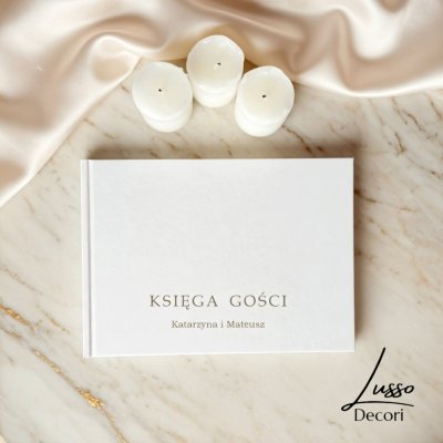 Pozioma biała księga z grawerowaną personalizacją na ślub w stylu boho
