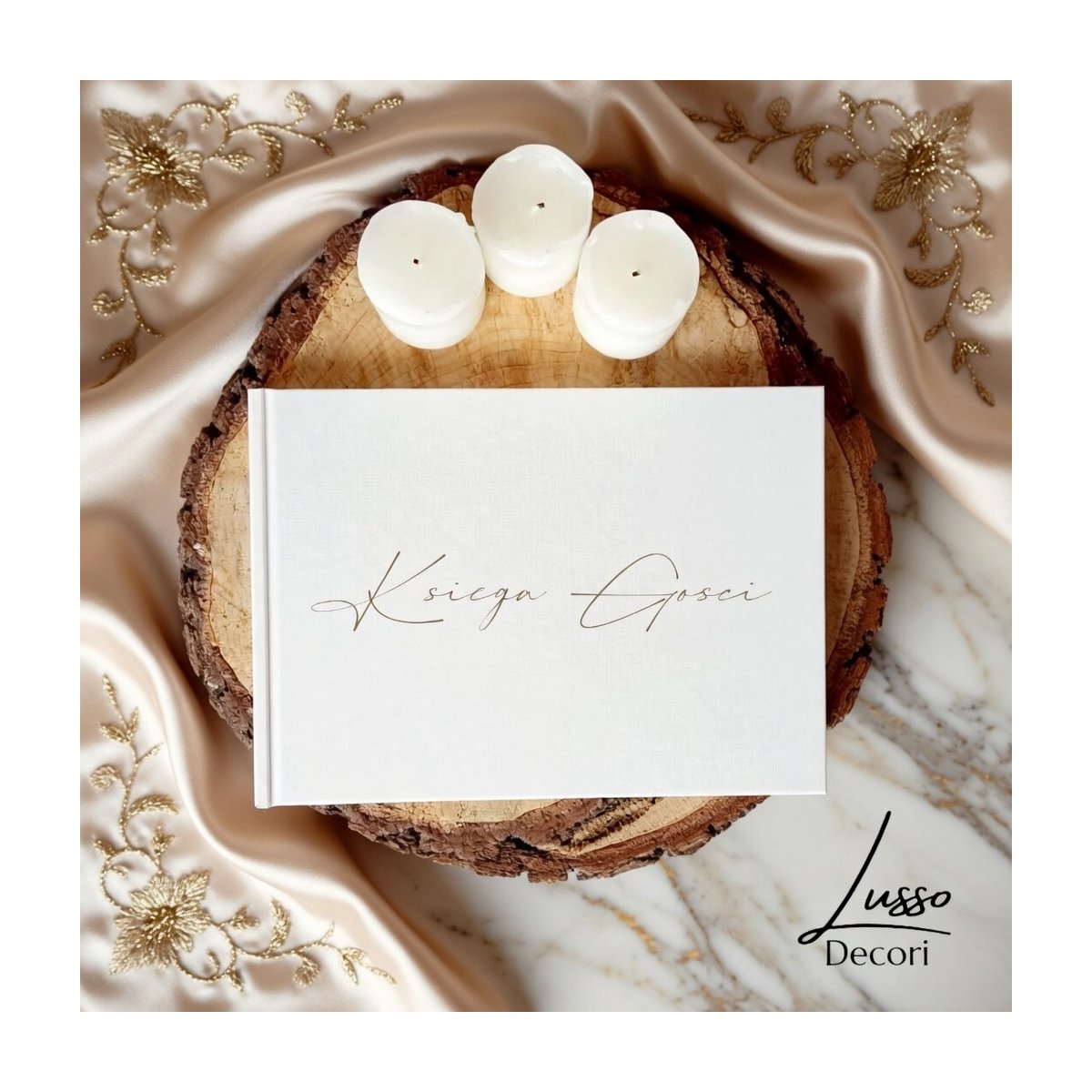 Pozioma księga gości z białą okładką i grawerowanym napisem na przyjęcie weselne, chrzest lub komunię.