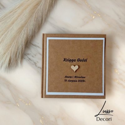 Kwadratowa księga gości w kolorze Craft z personalizacją na przyjęcie w stylu rustykalnym