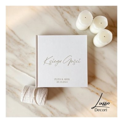 Kwadratowa księga gości z grawerowaną okładką na przyjęcie ślubne