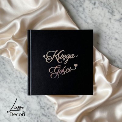 Księga wpisów pamiątkowych w kolorze czarnym z lustrzanym srebrnym napisem na przyjęcie urodzinowe lub weselne.