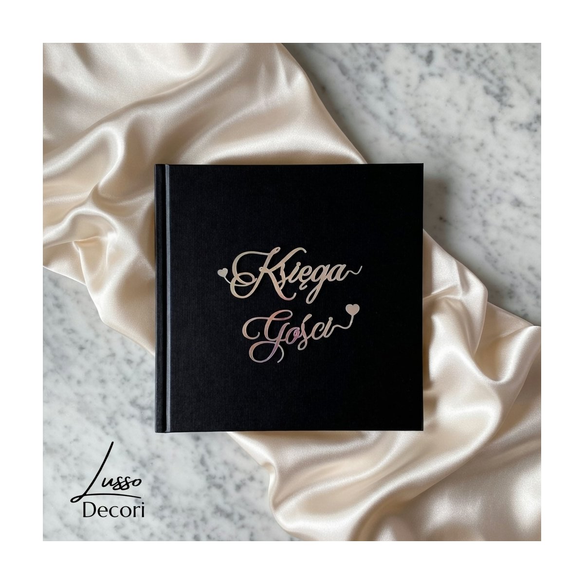 Księga wpisów pamiątkowych w kolorze czarnym z lustrzanym srebrnym napisem na przyjęcie urodzinowe lub weselne.
