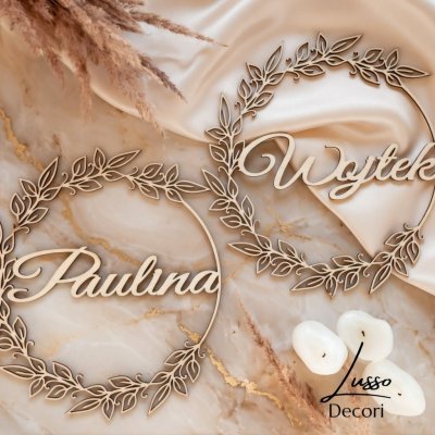 Drewniana obręcz ślubna z imieniem z motywem gałązek