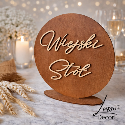 Drewniana rustykalna stojąca tabliczka informacyjna z napisem Wiejski Stół na przyjęcie weselne