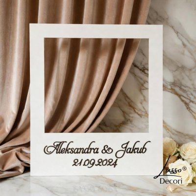 Drewniana fotoramka w białym kolorze z personalizacją na przyjęcie weselne, wieczór panieński lub 18 urodziny