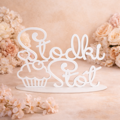 stojący napis „Słodki Stół” z lustrzanej pleksi w złotym wykończeniu – dekoracja candy baru