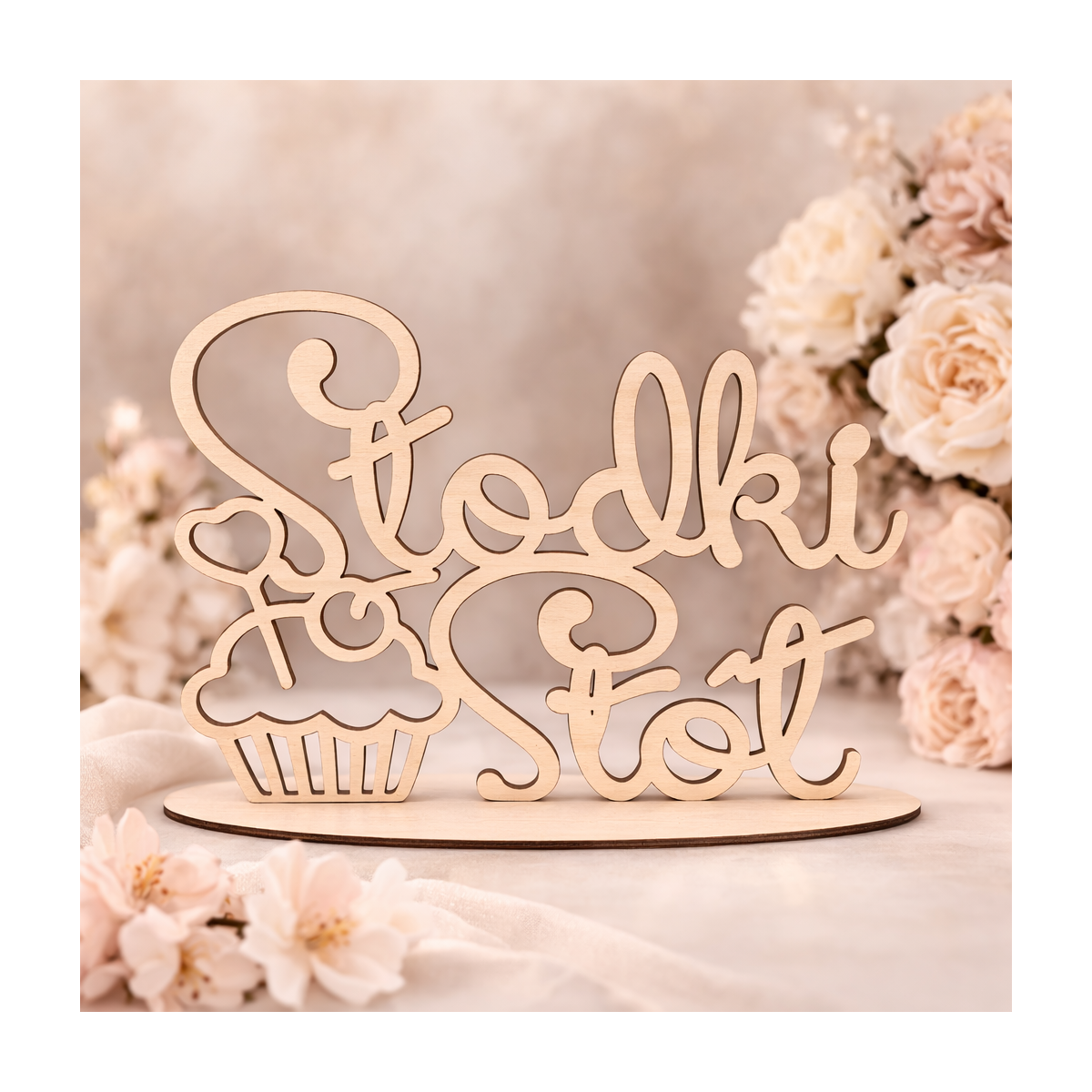 Drewniany dekoracyjny napis na słodki stół w czasie przyjęcia na candy table