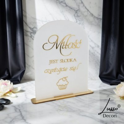 Stojąca tabliczka dekoracyjna na słodki stół w czasie przyjęć wykonana z plexi i lustrzanego napisu.
