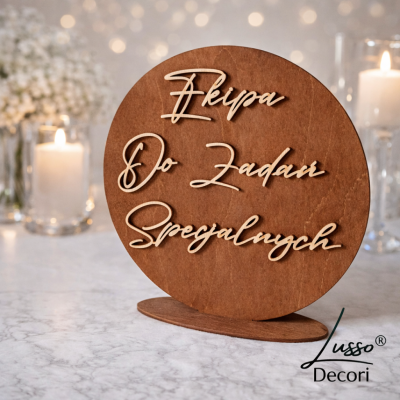 Drewniana tabliczka w stylu rustykalnym na przyjęcie weselne na oznaczenie stołu gdzie mają siadać usługodawcy.