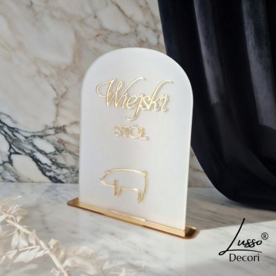 Dekoracyjna stojąca tabliczka z plexi na stół wiejski w czasie przyjęcia weselnego, urodzin, rocznicy lub innego wydarzenia.