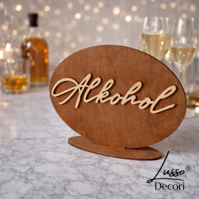Drewniana stojąca tabliczka w stylu rustykalnym z napisem Alkohol na stół tematyczny na przyjęcie weselne