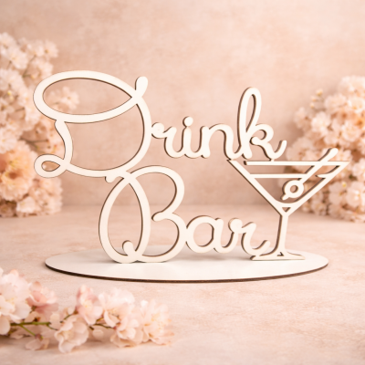 Drewniany stojący napis w kolorze białym drink bar