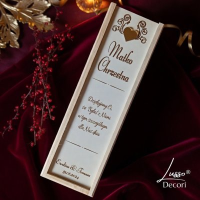 Drewniana skrzynka na alkohol z białym wieczkiem i podziękowaniami dla matki chrzestnej od Państwa Młodych