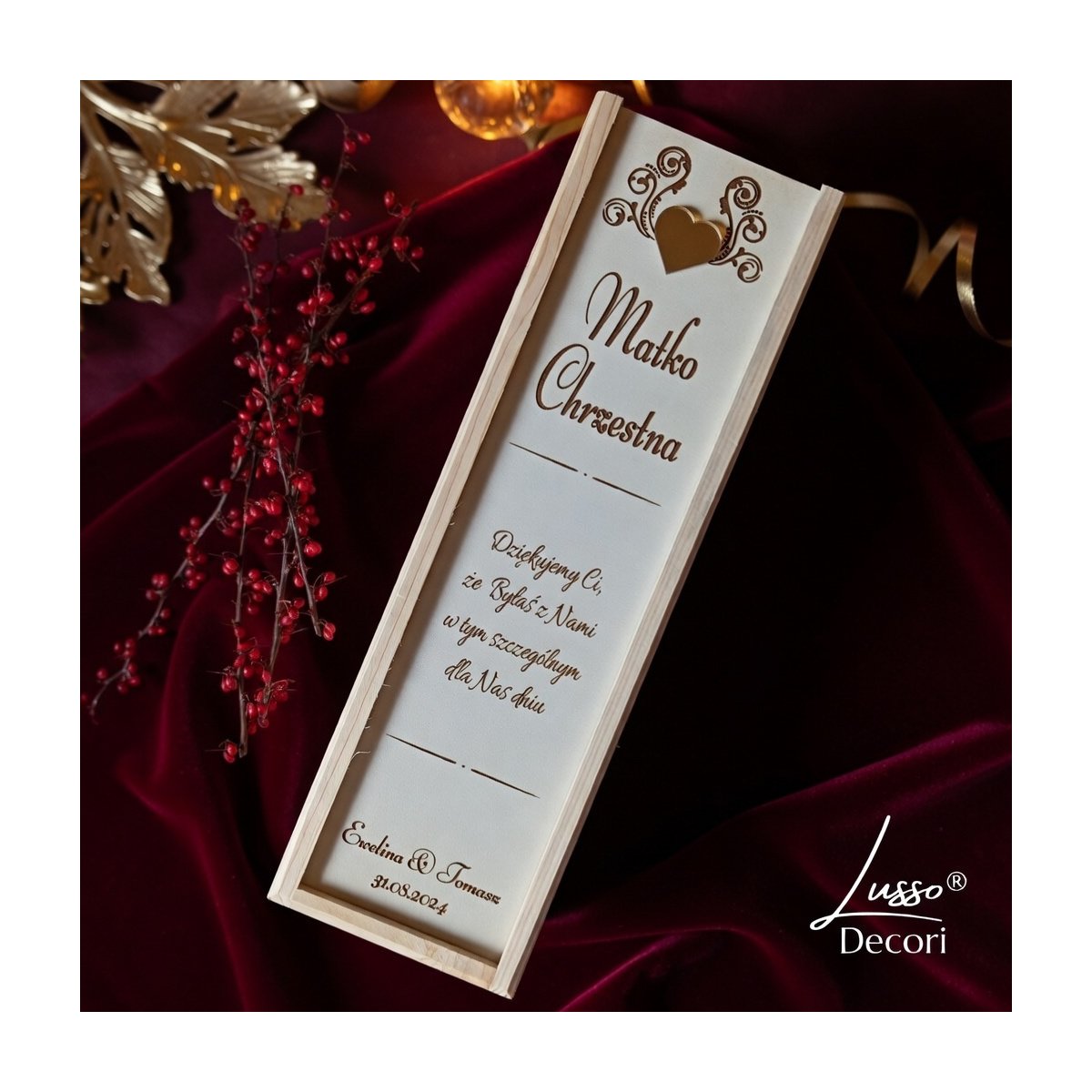 Drewniana skrzynka na alkohol z białym wieczkiem i podziękowaniami dla matki chrzestnej od Państwa Młodych