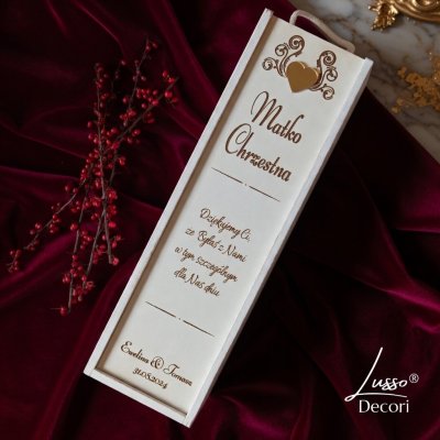 Biała skrzynka na alkohol podziękowanie dla matki chrzestnej w czasie wesela