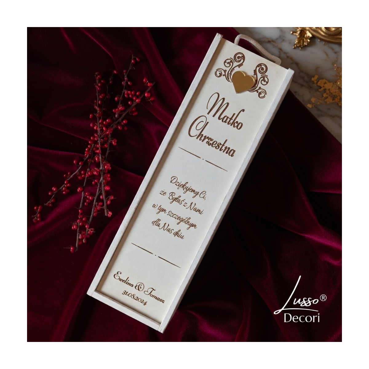 Biała skrzynka na alkohol podziękowanie dla matki chrzestnej w czasie wesela