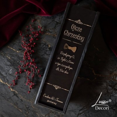 Czarna skrzynka z dedykacją i podziękowaniami dla chrzestnego od państwa młodych