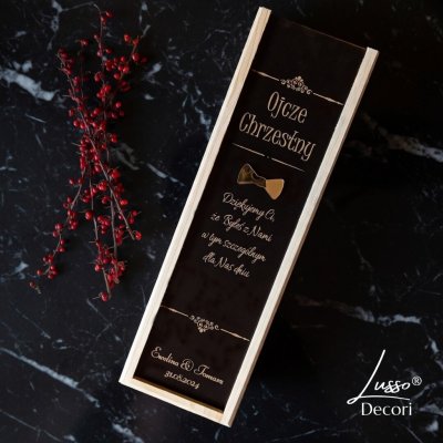 Drewniana skrzynka z czarnym wieczkiem z podziękowaniami dla ojca chrzestnego