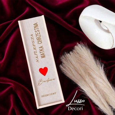 Drewniana skrzynka w kolorze naturalnym z grawerowanymi podziękowaniami dla matki chrzestnej w dniu ślubu