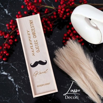 Drewniana skrzynka na alkohol z podziękowaniami dla ojca chrzestnego w dniu ślubu