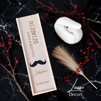 Drewniana naturalna skrzynka na alkohol z grawerowanymi podziękowaniami dla dziadka