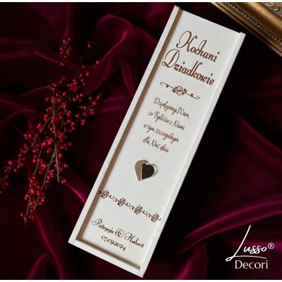 Białą skrzynka na alkohol z grawerowanymi podziękowaniami dla dziadków i lustrzanym serduszkiem na ślub