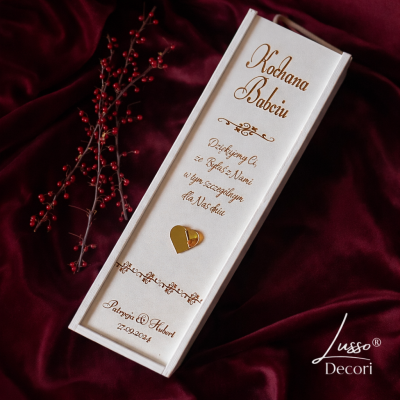 Drewniana skrzynka na wino w kolorze białym z podziękowaniami dla babci w dniu ślubu