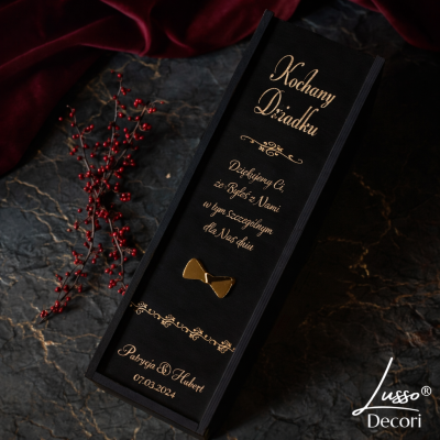 Czarna elegancka skrzynka na wino z podziękowaniami dla dziadka w dniu ślubu