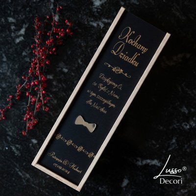 Oryginalna drewniana skrzynka na wino z grawerowanymi podziękowaniami dla dziadka w dniu ślubu pary młodej.