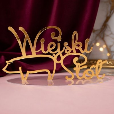 Złoty stojący napis „Wiejski Stół” z lustrzanej plexi dekoracja ślubna glamour
