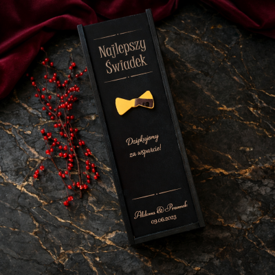 Czarna drewniana skrzynka na alkohol z podziękowaniami dla świadka